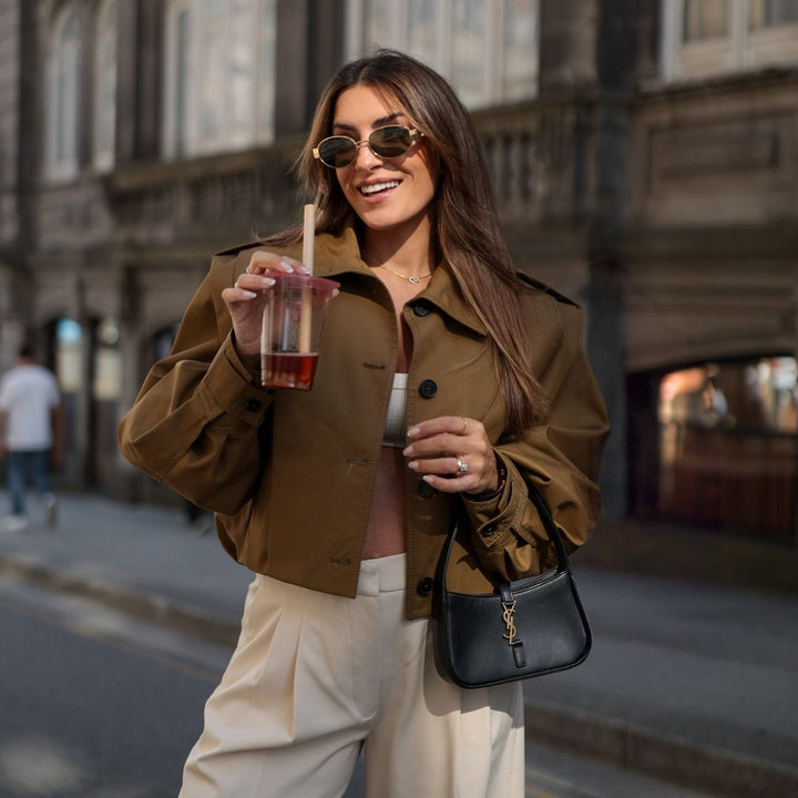 Dam kort Boxy trenchcoat med Pleat Overlay och Epaulettes