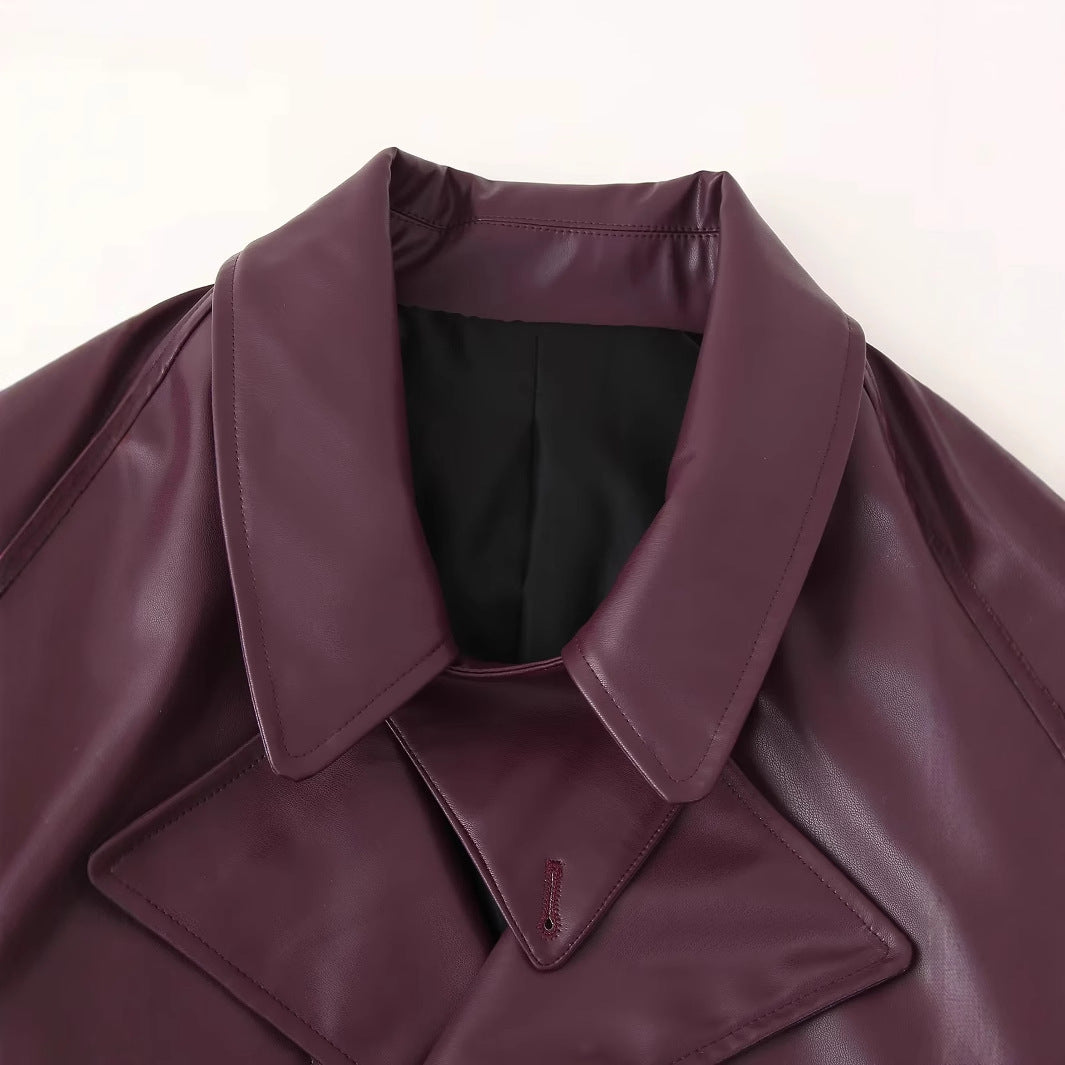 Dam kort cropped trench bikerjacka tillverkad av vegan patent läder med midjebälte och adjustable cuffs