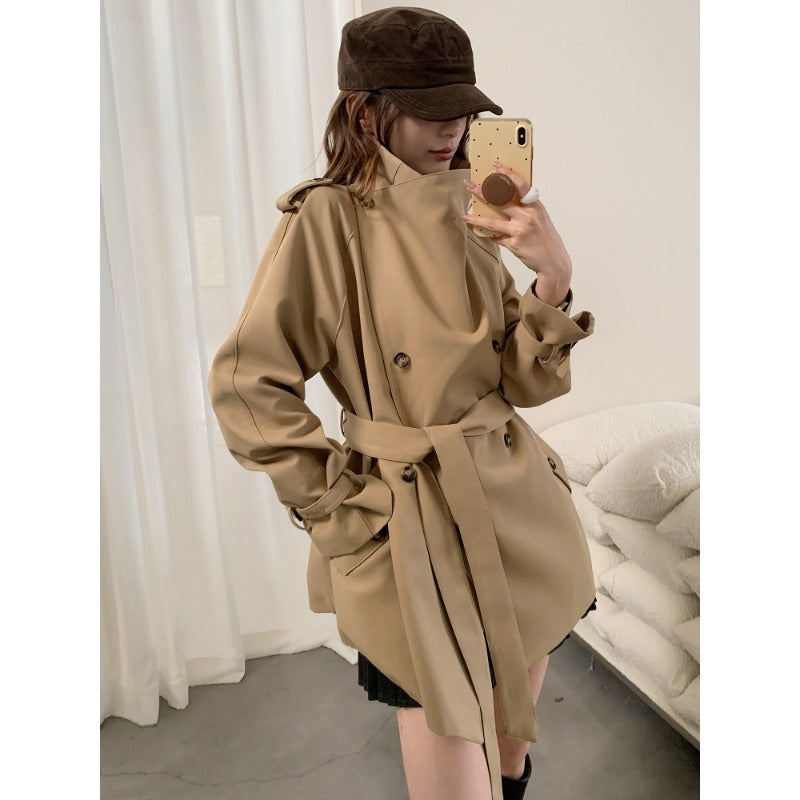 Dam kort trenchcoat in a boxig skärning med a hög standing krage och justerbar midjebälte