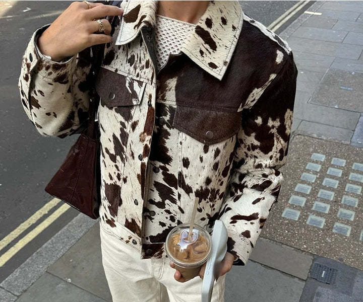Dam kort skjortjacka med Cow Spot mönster och Patch bröstfickor