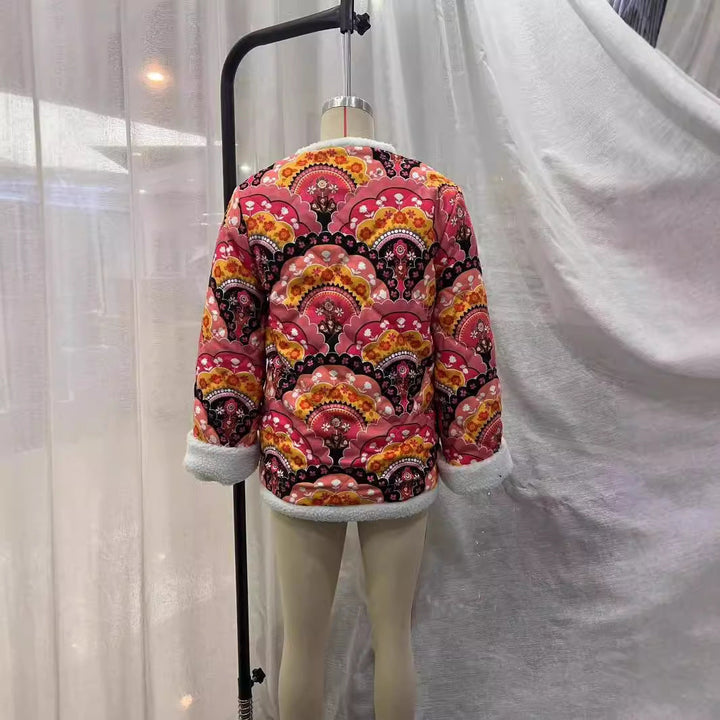 Dam quiltad kort jacka med teddy foder, rund hals och button closure