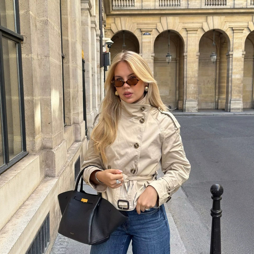 Dam stilren och elegant kort plaid trenchcoat