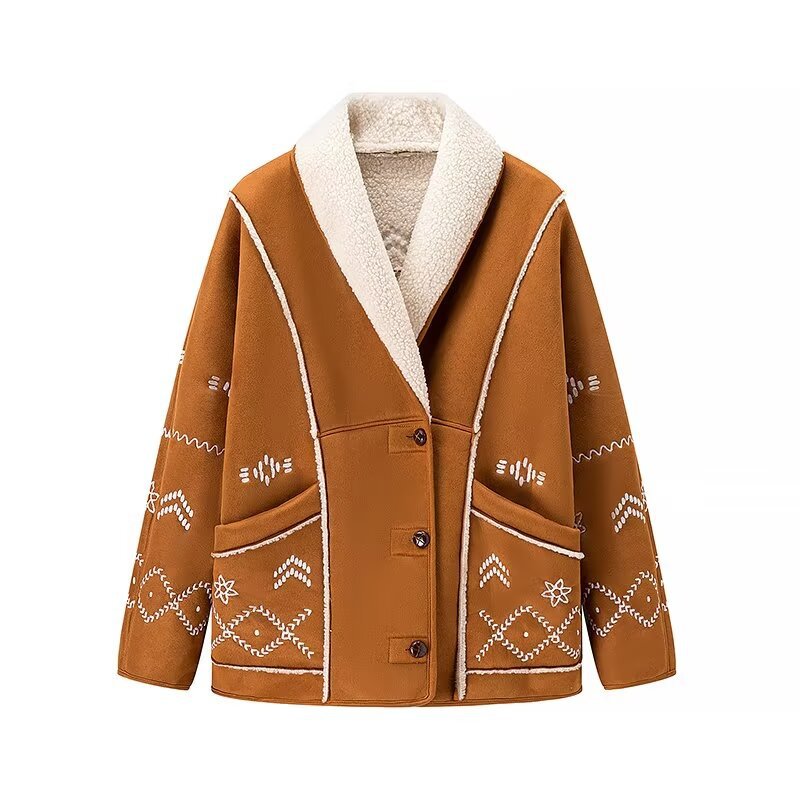 Dam quiltad faux fur Sherpa jacka med sjalkrage, folk embroidery, och påsydda fickor