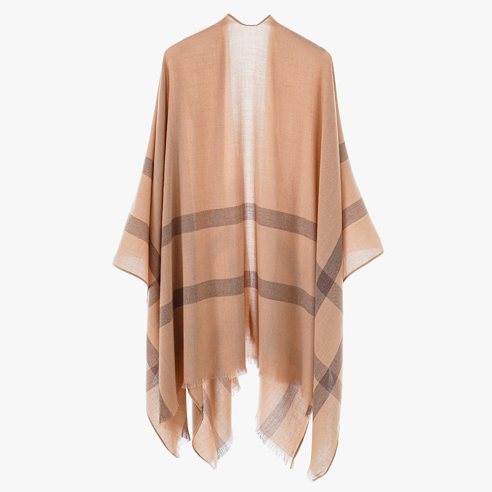 Dam lätt V-Neck poncho tillverkad av fine tyg med diagonal kontrast stripes