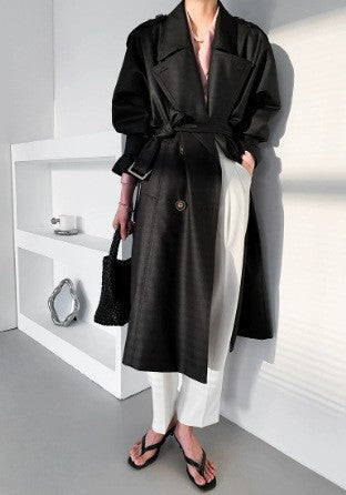 Dam lång oversize trenchcoat in Vegan läderlook med Ties bälte och vid Lapel