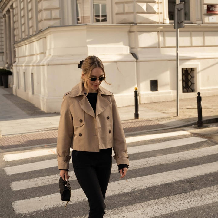 Dam cropped trenchcoat med double row, epaulettes och adjustable buckle cuffs