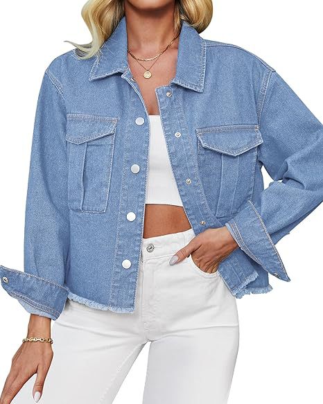 Dam kort oversize denimjacka med raw fåll och patch bröstfickor