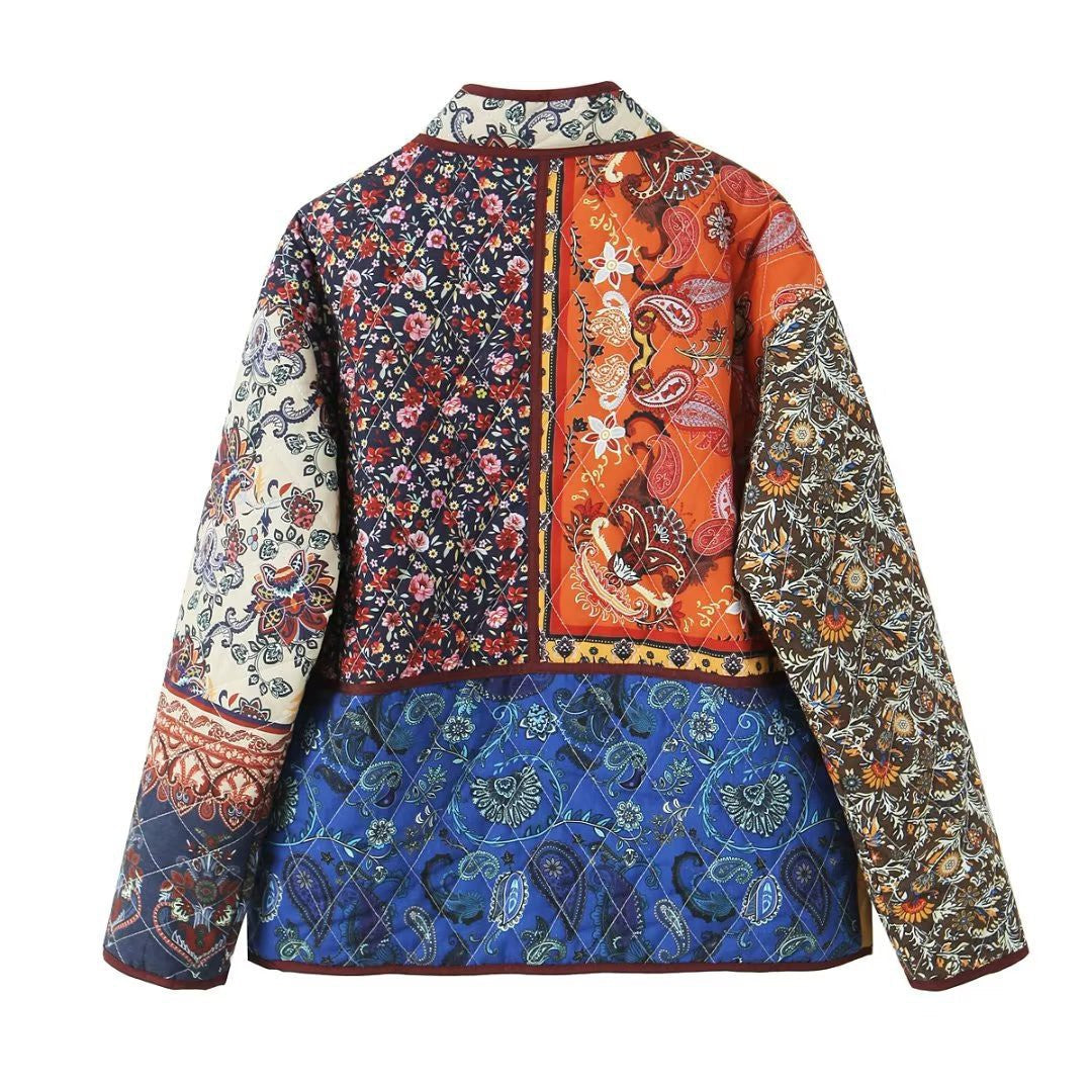 Dam quiltad patchwork jacka med paisley och floral tryck, round neckline och patch flap fickor