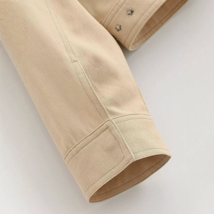 Dam Kort Blouson i Vegansk Läderlook med Stå Krage och Stud Embellishment