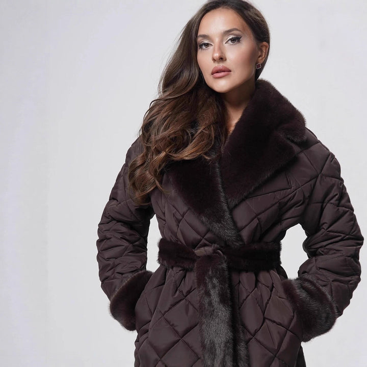 Dam kviltad kappa med fur trim och belted midja