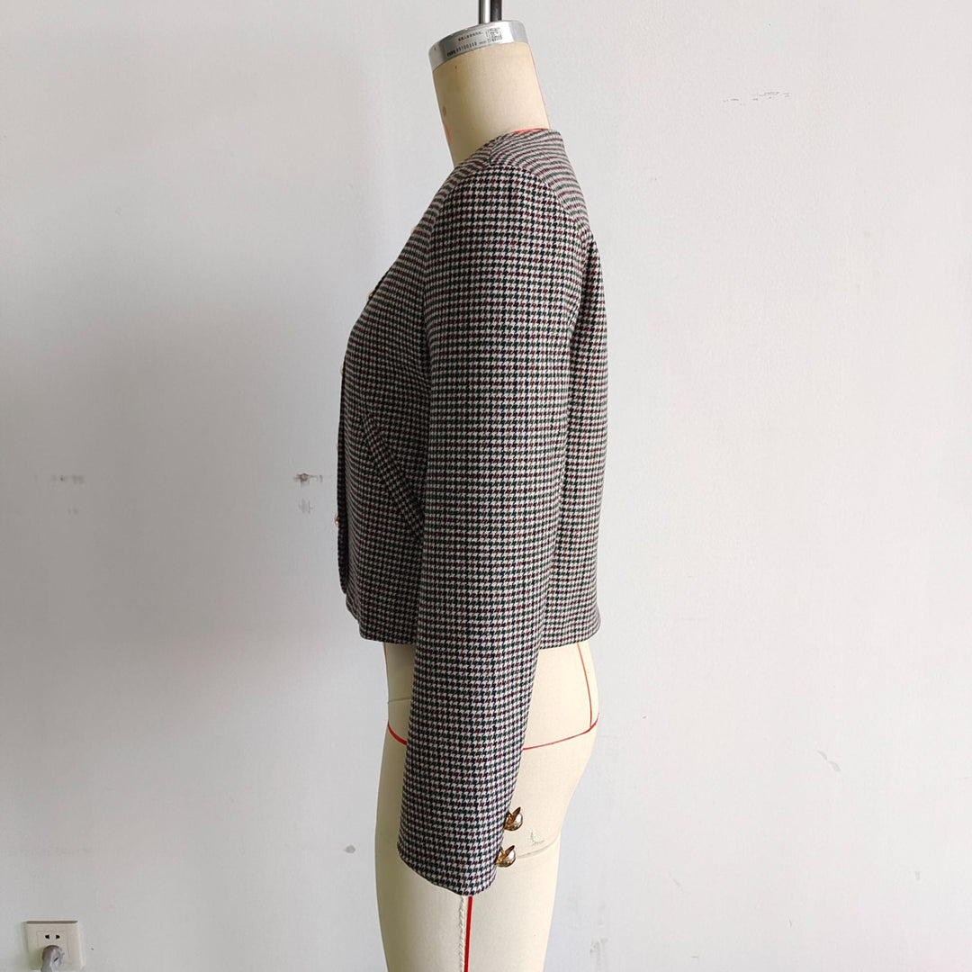 Dam figursydd kort jacka i houndstooth mönster med golden decorative knappar och angled fickor