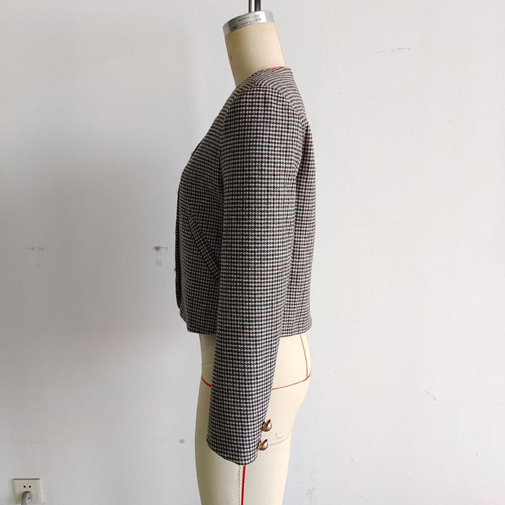 Dam figursydd kort jacka i houndstooth mönster med golden decorative knappar och angled fickor