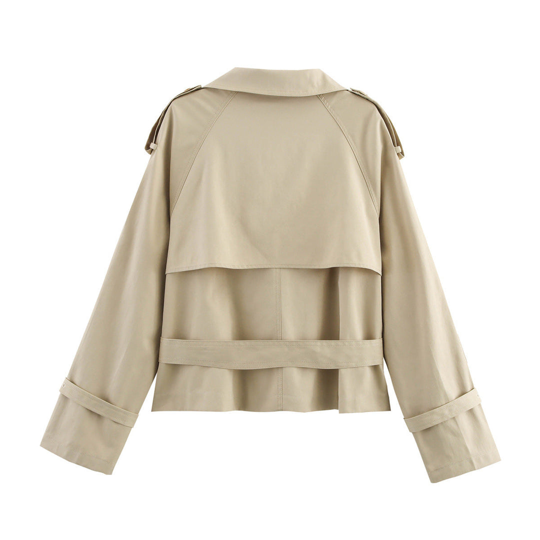 Dam kort trenchcoat med asymmetric stand krage, midjebälte och buckle cuffs