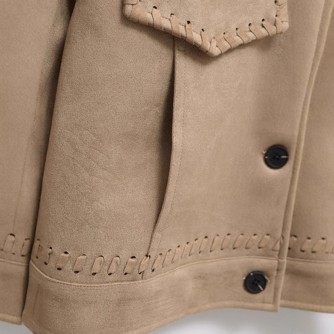 Dam kort jacka gjord faux mocka med dekorativ seam lacing