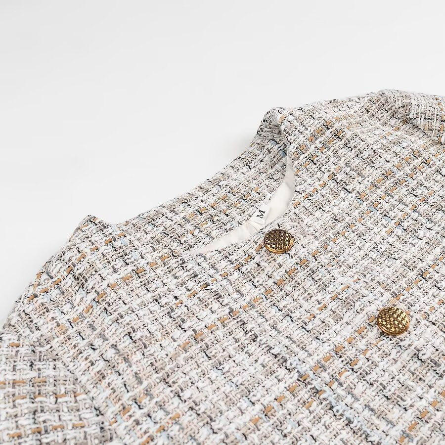 Dam kort jacka gjord bouclé tweed med a round neckline och dekorativ guldknappar