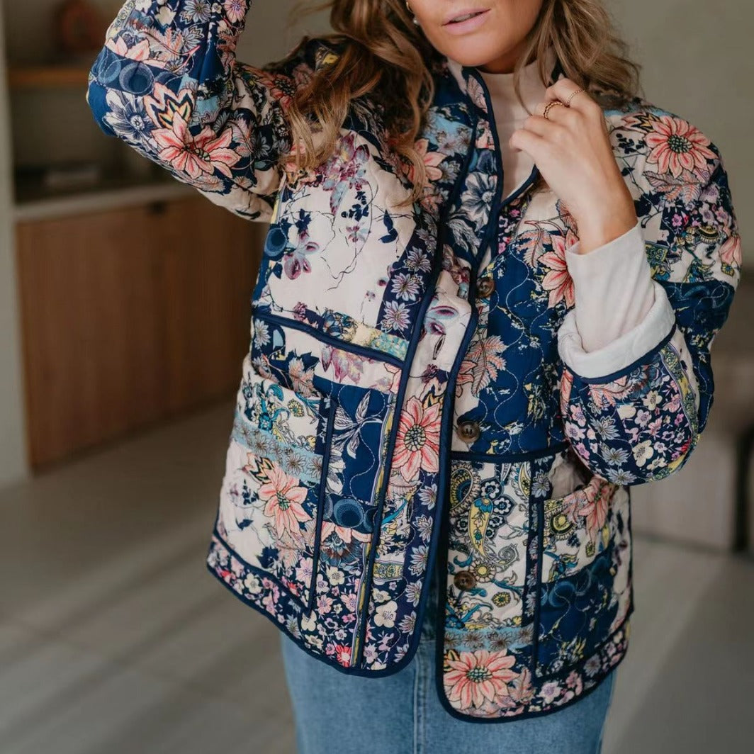 Dam vadderad kviltad jacka in blommig Patchwork look