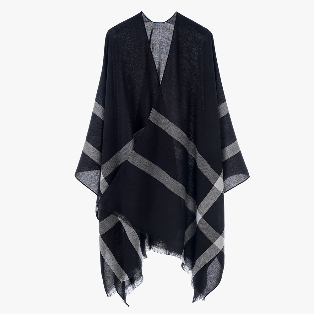 Dam lätt V-Neck poncho tillverkad av fine tyg med diagonal kontrast stripes