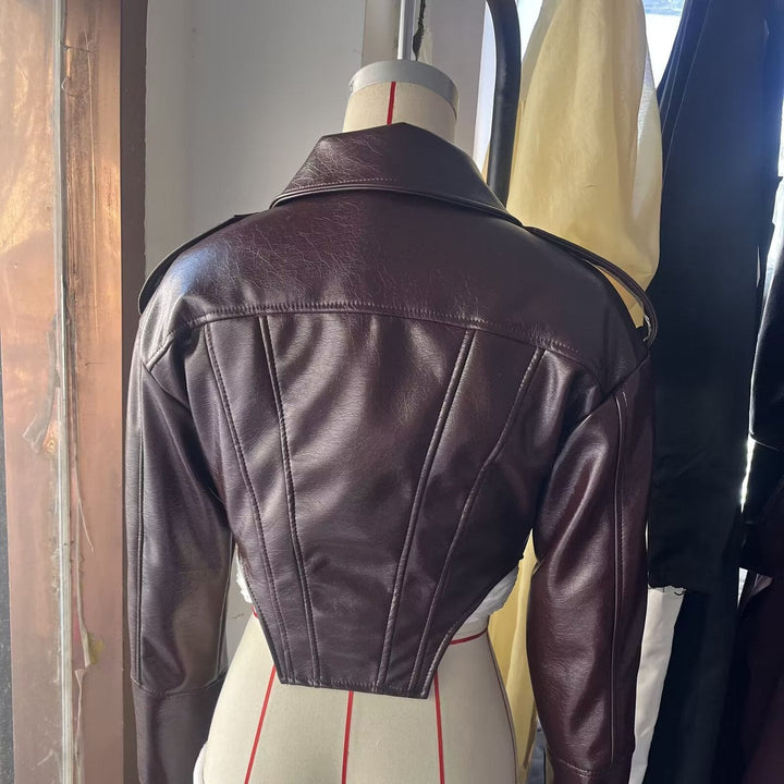 Dam Kort-Skärning Faux Patent Läder Blouson med Skräddarsydd Corset Skärning