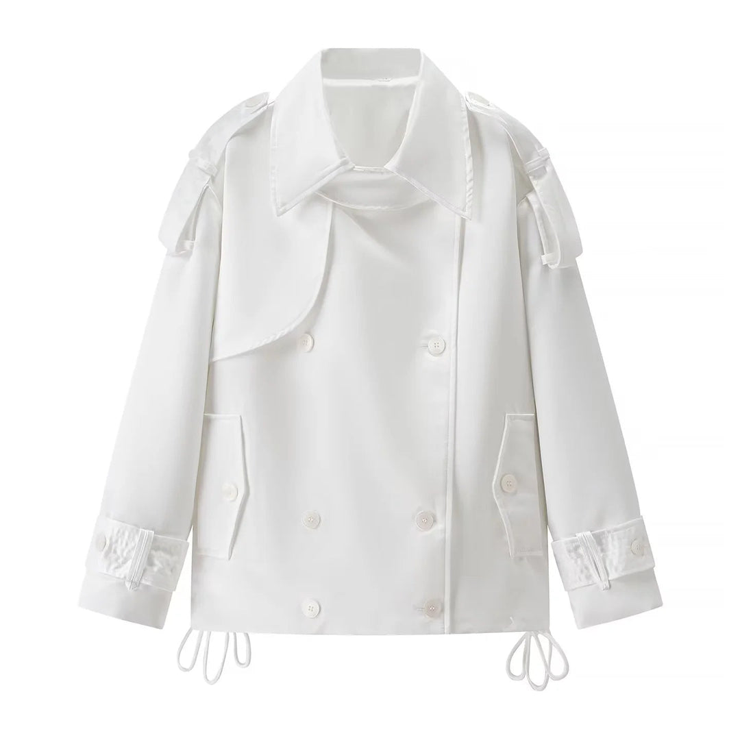 Dam kort double-breasted trenchcoat med axel flaps, adjustable fåll drawstring, och adjustable cuffs