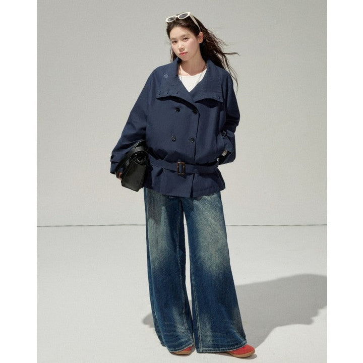 Dam kort trenchcoat med a flattering bälte och double-breasted knappslå
