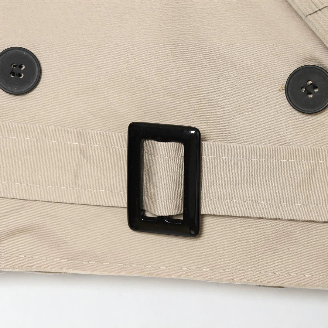 Dam Kort Trenchcoat med Double-Breasted Knapp Knäppning, Shoulder Flaps, och Waist Belt
