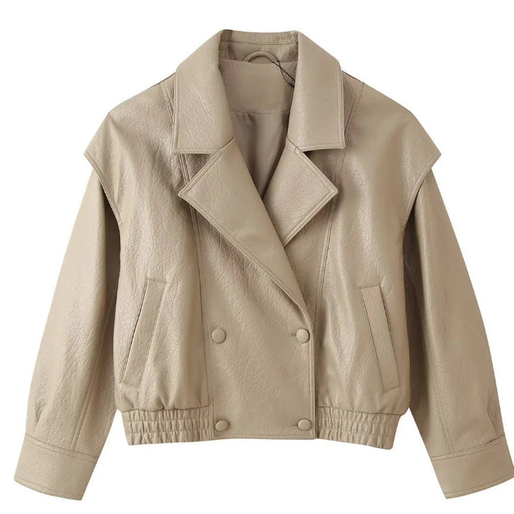 Dam Kort Jacka Tillverkad av Faux Läder med A Double-Breasted Knapp Knäppning, Wide Lapels, och Gathered Waistband