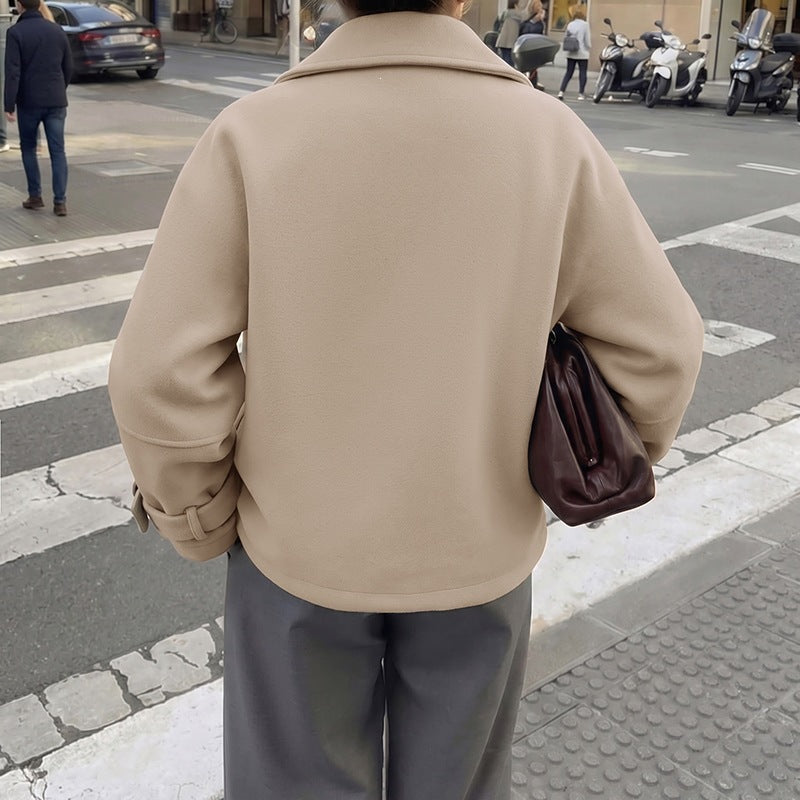 Dam Kort Skärning Ullblandning Boxig Kappa med Skjortkrage och Adjustable Muddar