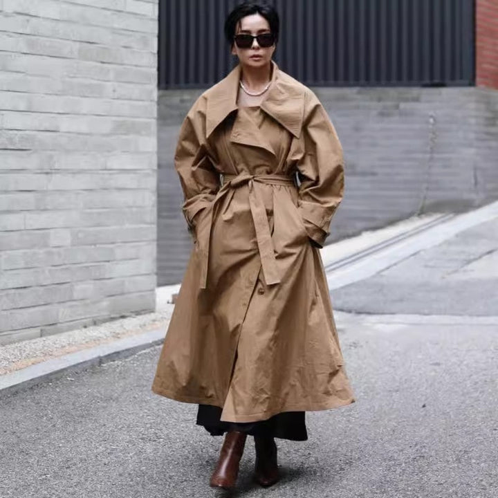 Dam Voluminous trenchcoat i Oversize look med bred Waterfall krage och Waist Tie bälte