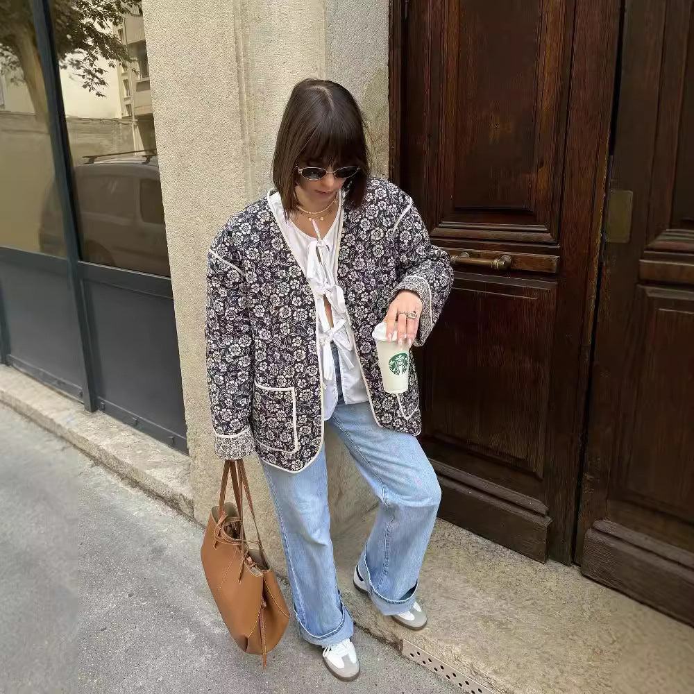 Dam quiltad kimono jacka med floral allover tryck, V-neck, kontrast piping, och påsydda fickor
