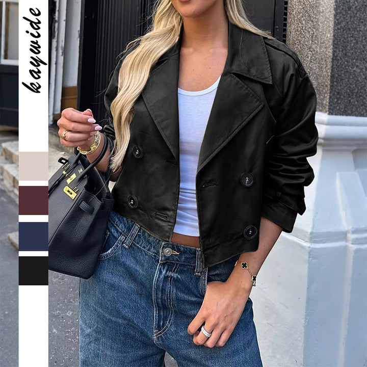 Dam kort satin trenchcoat med double-breasted knäppning, påsydda fickor, och buttoned ärm cuffs