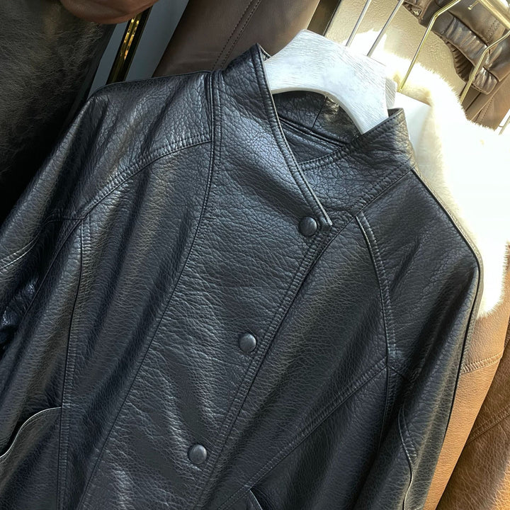 Dam kort läder jacka med textured grain, ståkrage, och dragsko waistband