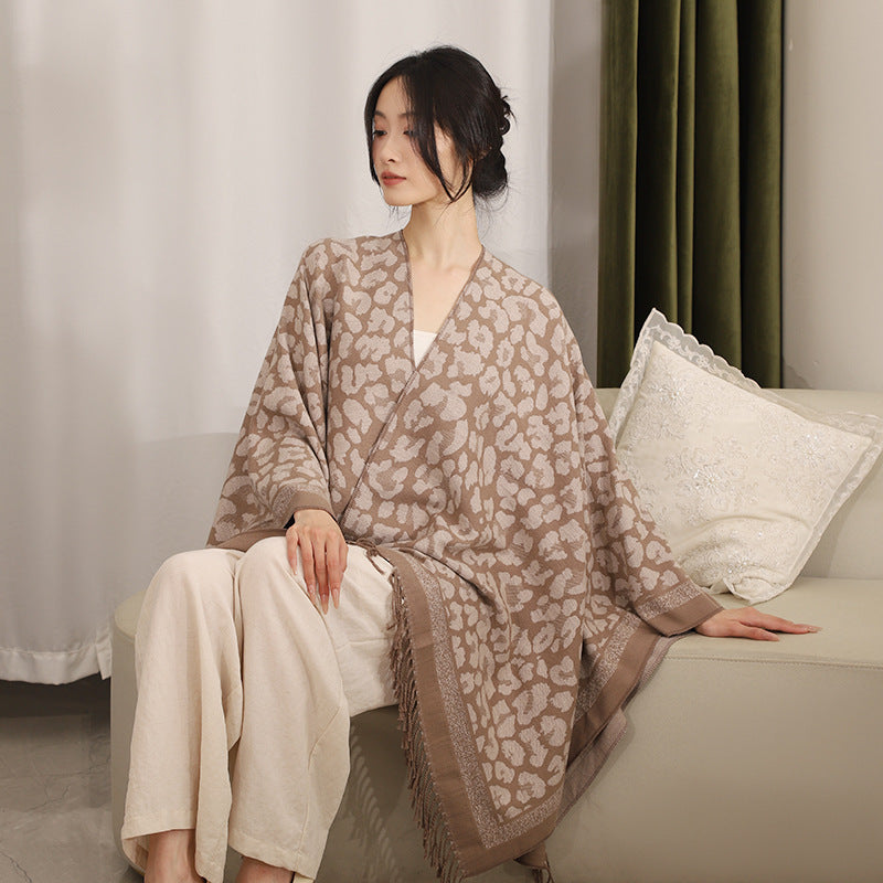 Dam Jacquard poncho med Leopard mönster, Fringes och Open oversized skärning