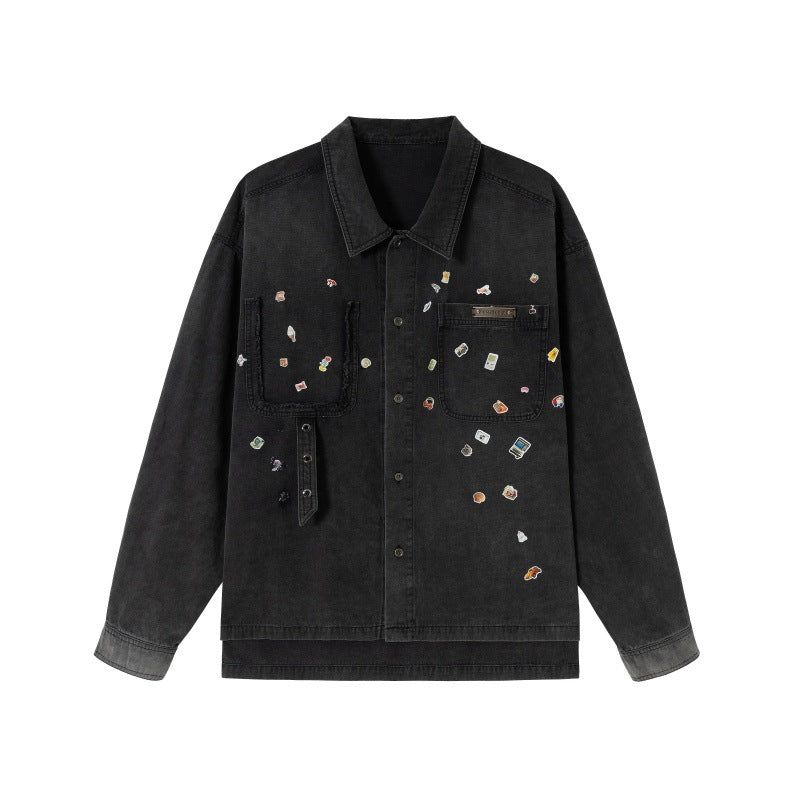 Herr overshirt tillverkad av denim med applicerade pin patchar och slitna detaljer
