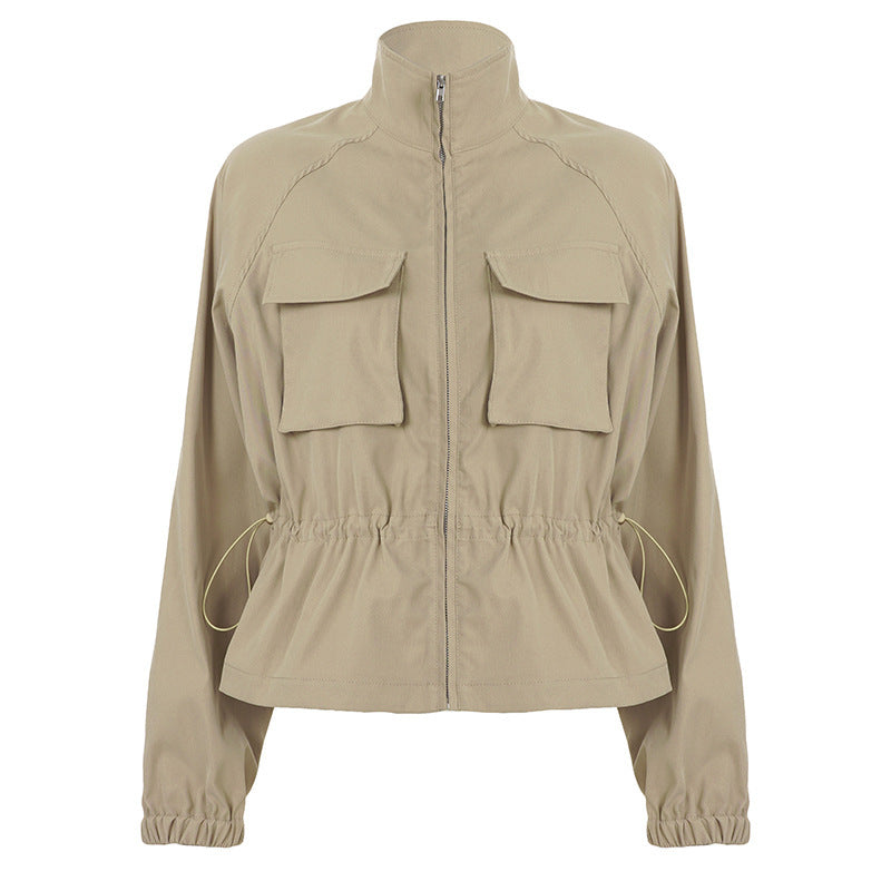 Dam kort utility-stil jacka med drawstring och flap fickor