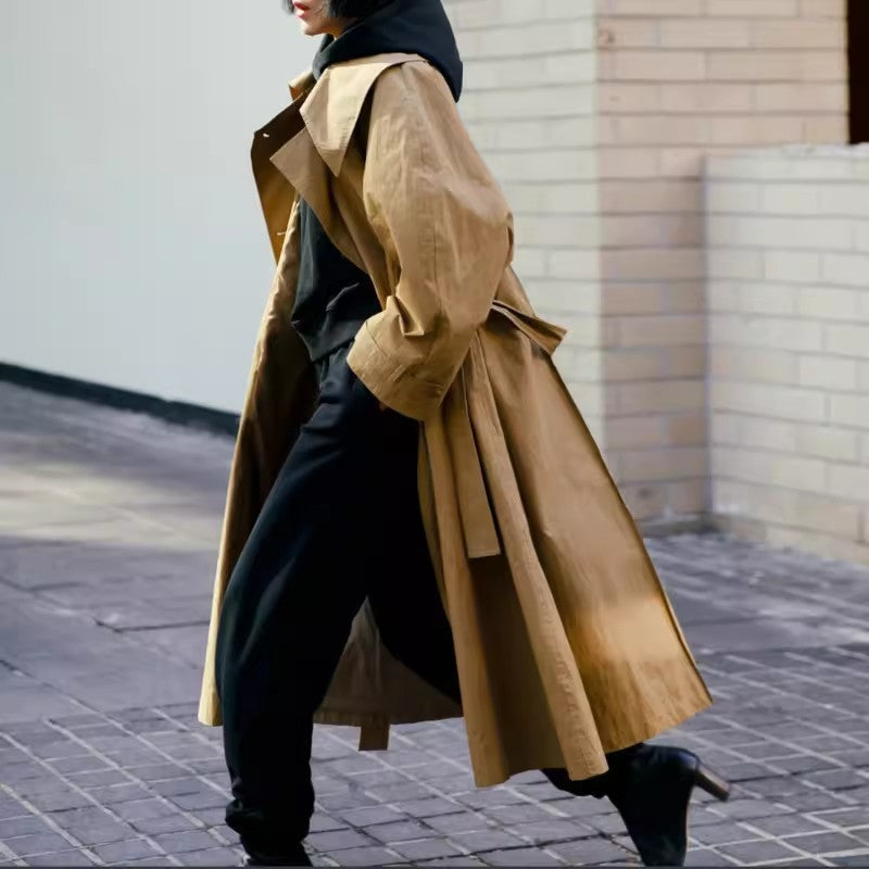Dam Voluminous trenchcoat i Oversize look med bred Waterfall krage och Waist Tie bälte