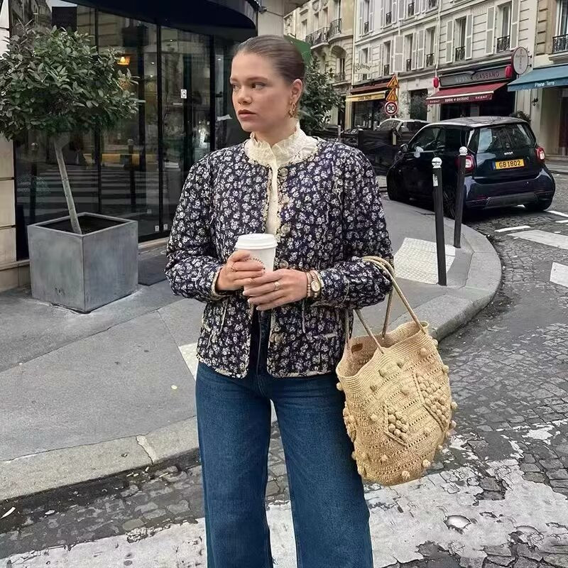 Dam kviltad jacka med blommig all-over mönster, round neckline och utanpåfickor