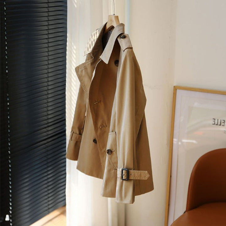 Dam kort trenchcoat med midjebälte och shoulder flaps
