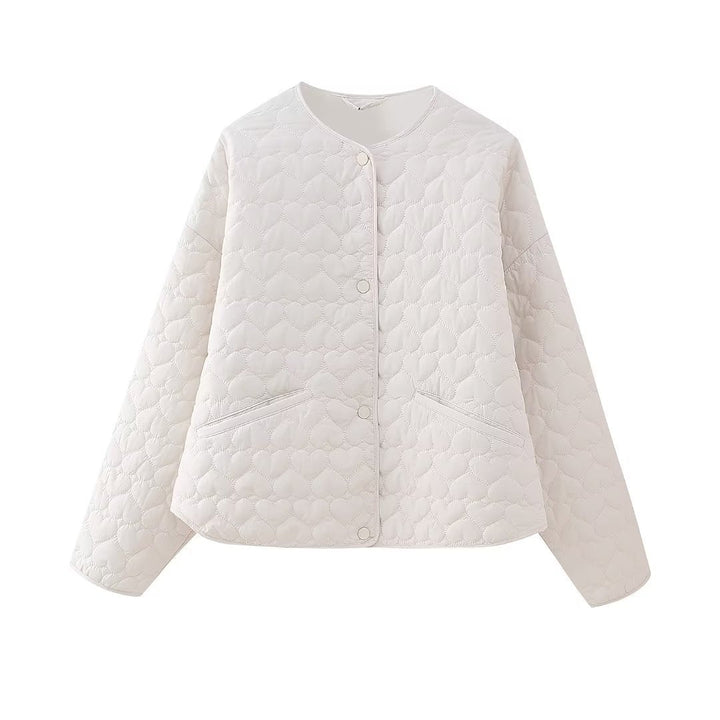 Dam quiltad kort jacka med heart quiltning, round neckline och snap knäppning