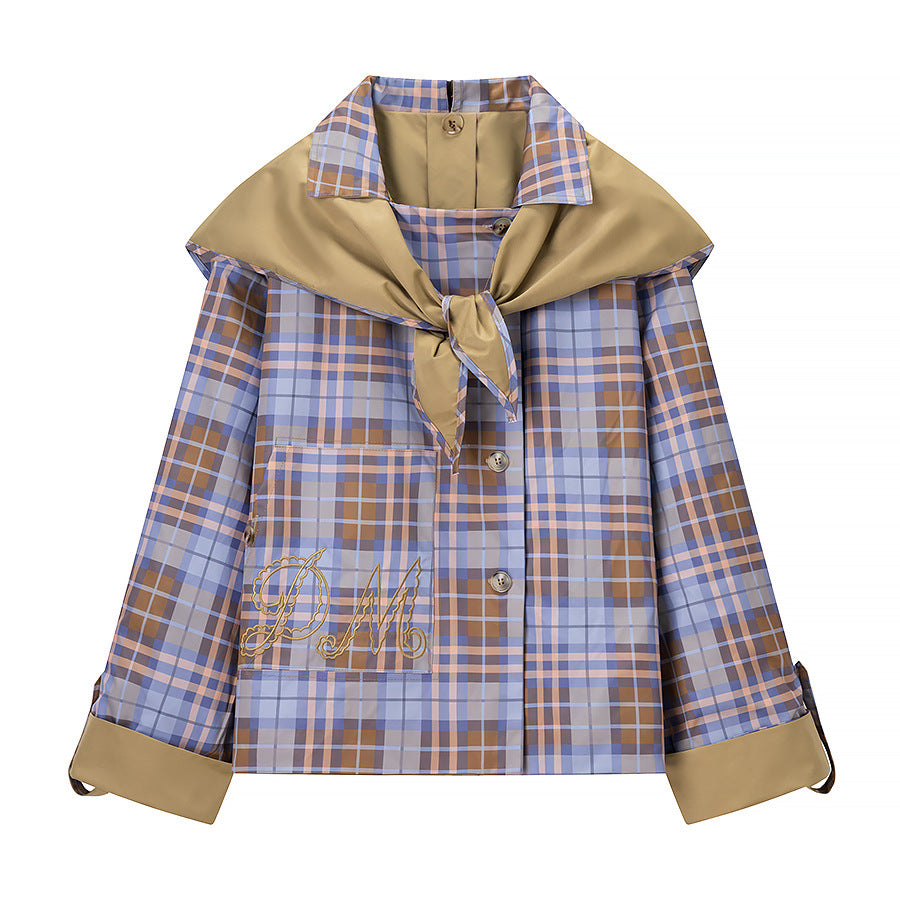 Dam kort jacka med rutig krage, tie scarf, och monogram ficka