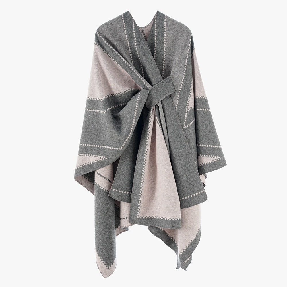 Dam Oversize Cape tillverkad av Jacquard stickad med tie loop