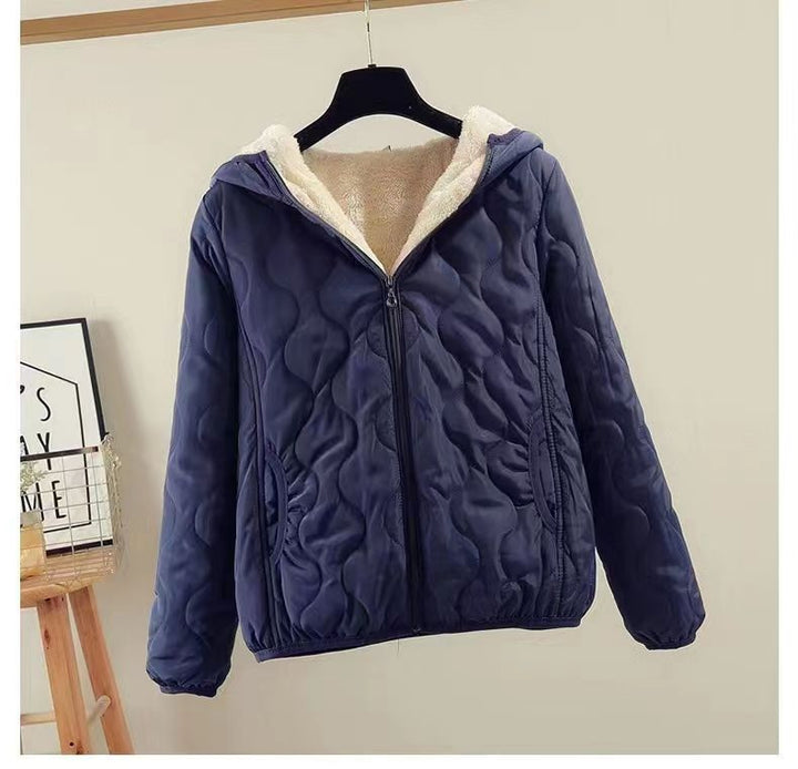 Dam quiltad hooded jacka med teddy foder, vadderad silhuett och decorative heart quiltning