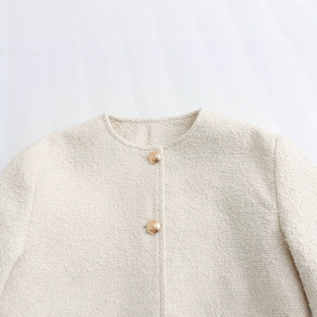 Dam elegant bouclé cropped jacka med round neckline, gold button detaljer, och patch waist fickor
