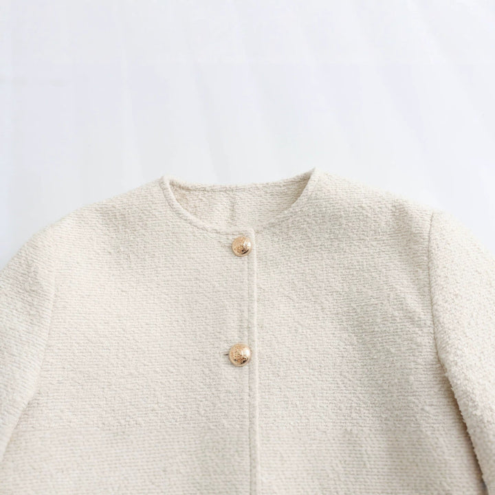 Dam elegant bouclé cropped jacka med round neckline, gold button detaljer, och patch waist fickor