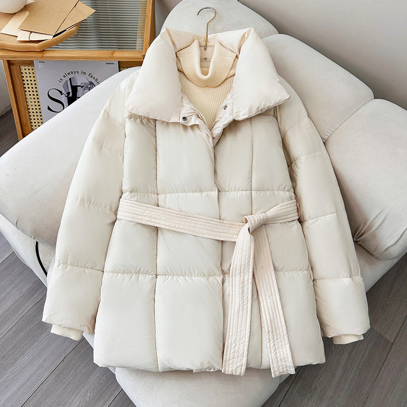Dam nan skräddad vadderad jacka med vid ståkrage, kviltad knytband och ribbed muddar