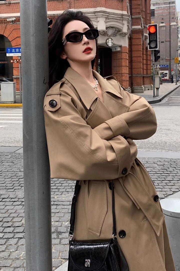 Dam modern Boxy trenchcoat med Distinctive Shoulder Feature och midjebälte