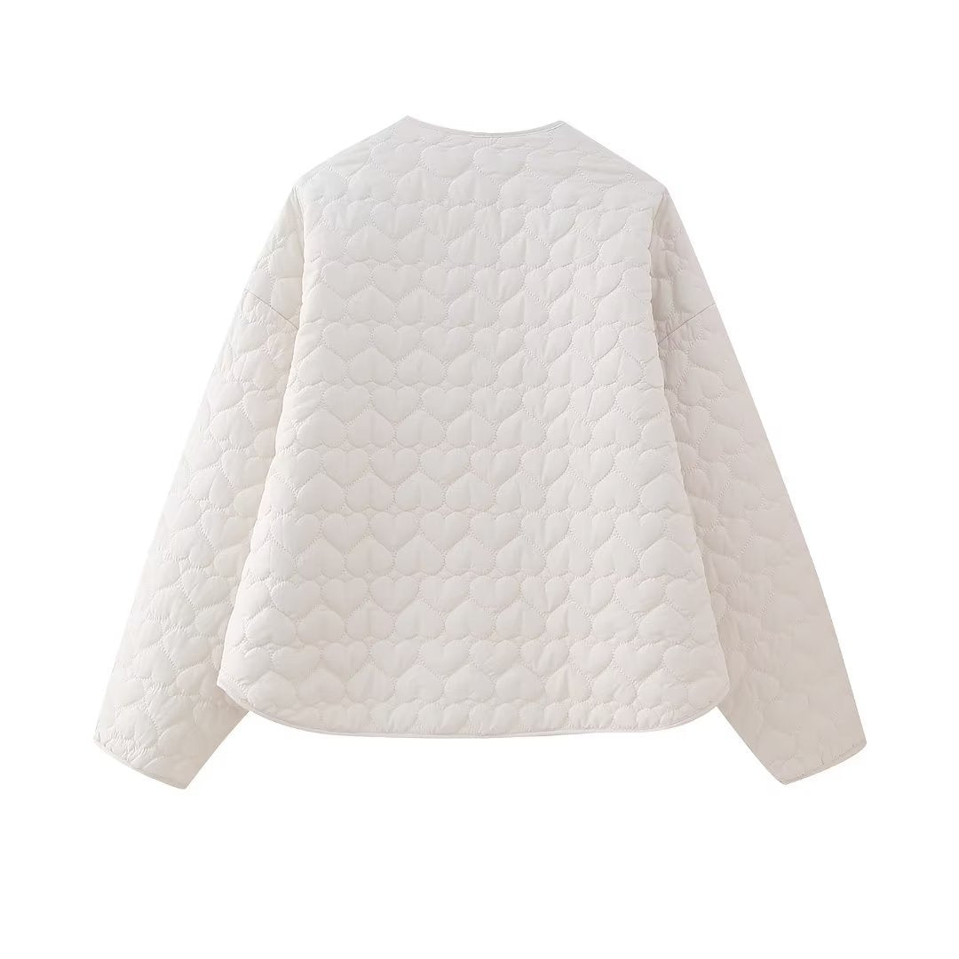 Dam quiltad kort jacka med heart quiltning, round neckline och snap knäppning
