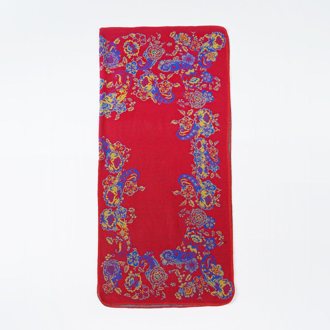 Dam jacquard poncho tillverkad av ullblandning med blommigt mönster och overlock edge