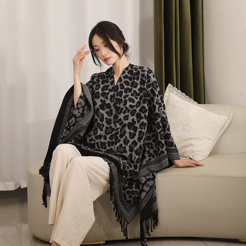 Dam Jacquard poncho med Leopard mönster, Fringes och Open oversized skärning
