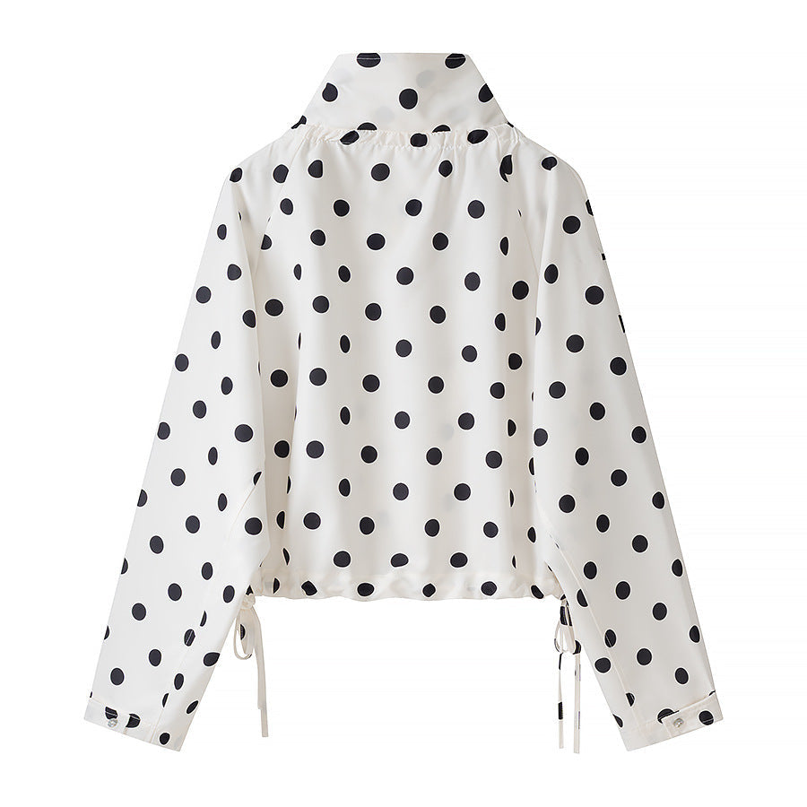 Dam kort jacka in rain parka stil med ståkrage, dragsko och polka dot tryck