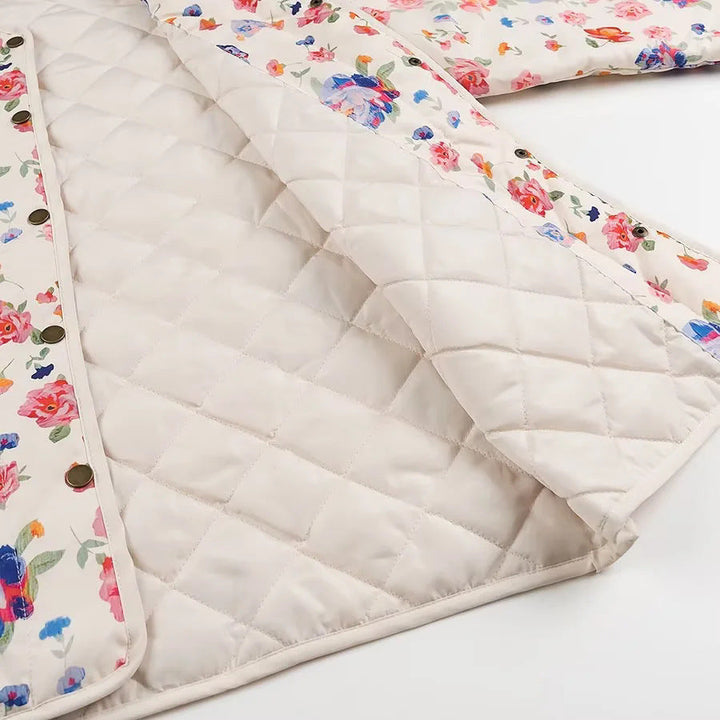 Dam lätt quiltad shacket med rund hals, snap button front och stor flap fickor